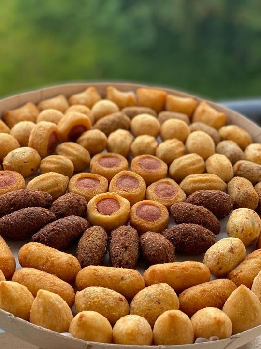 Bandeja com cento de salgados sortidos: coxinha, quibe, bolinha de queijo, enroladinho e pastel