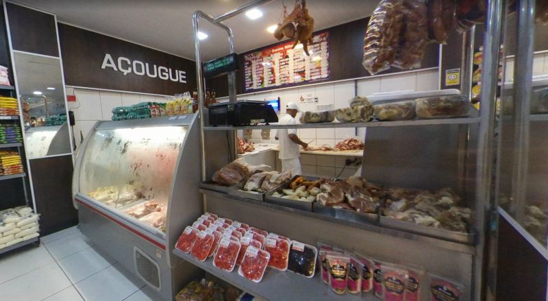 Balcão de açougue do Supermercado Santa Rita com cortes de carne fresca