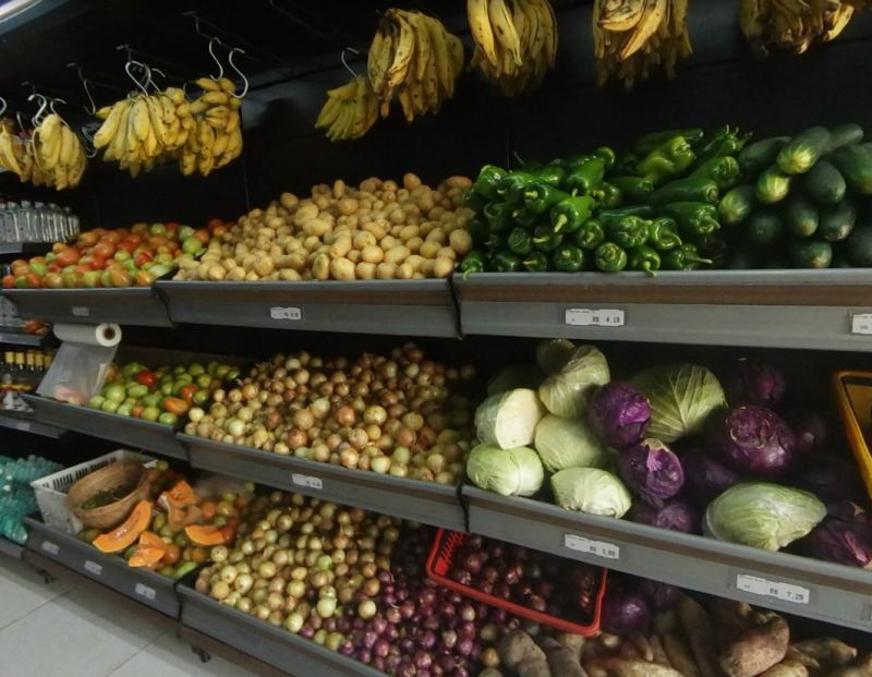 Frutas e verduras no setor de hortifruti do Supermercado Santa Rita