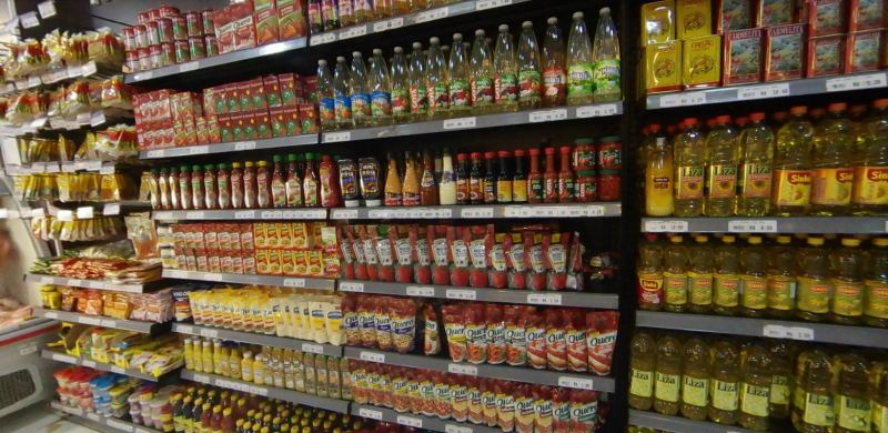 Corredor de mercearia do Supermercado Santa Rita com prateleiras abastecidas