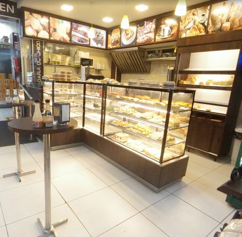 Pães e salgados frescos na padaria do Supermercado Santa Rita
